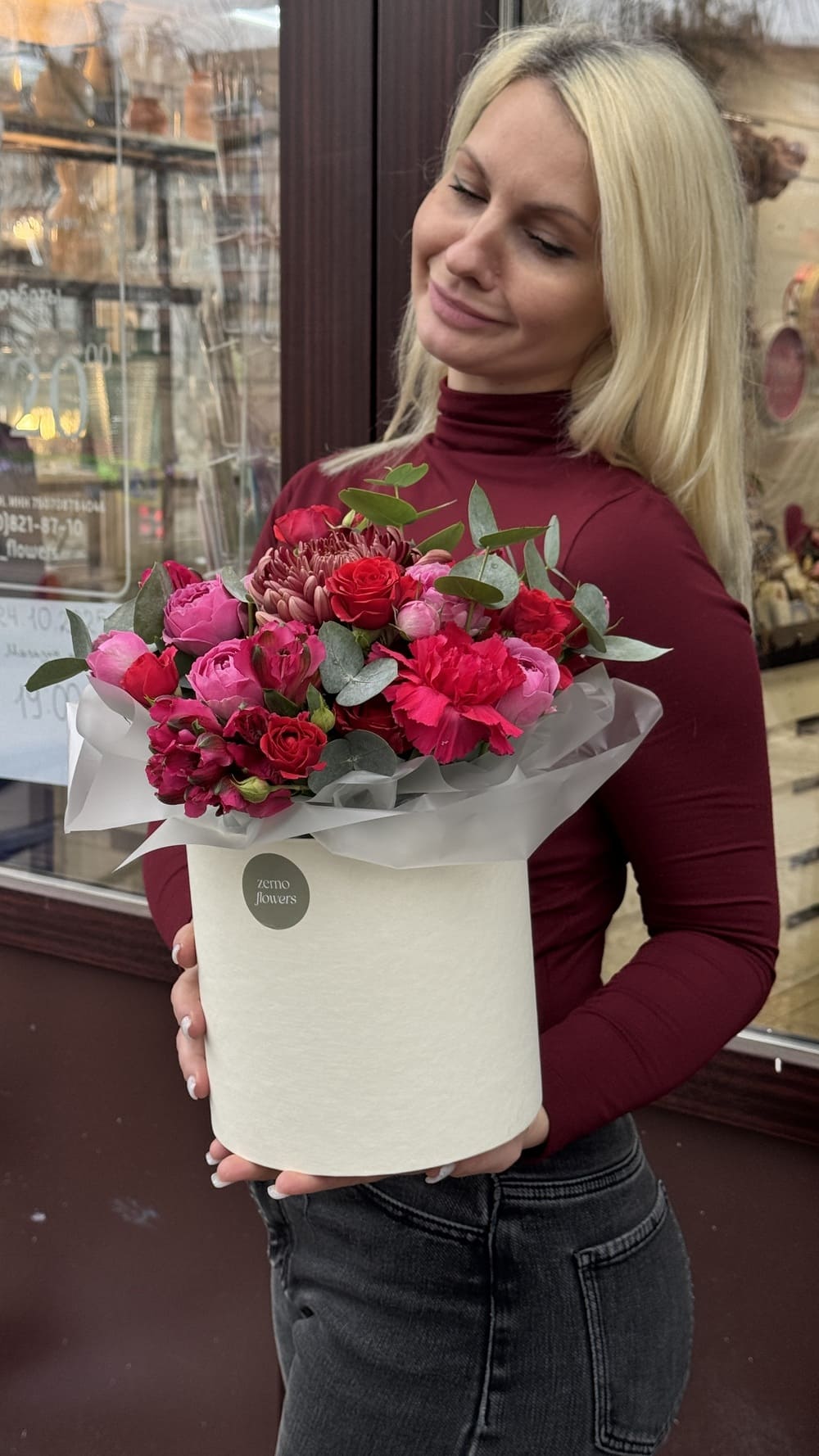 Альстромерии, розы и хризантемы в коробке Альстромерии, розы и хризантемы в коробке