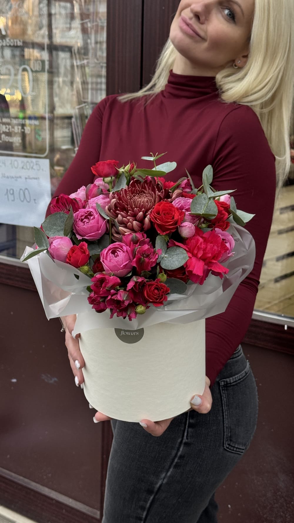 Альстромерии, розы и хризантемы в коробке Альстромерии, розы и хризантемы в коробке