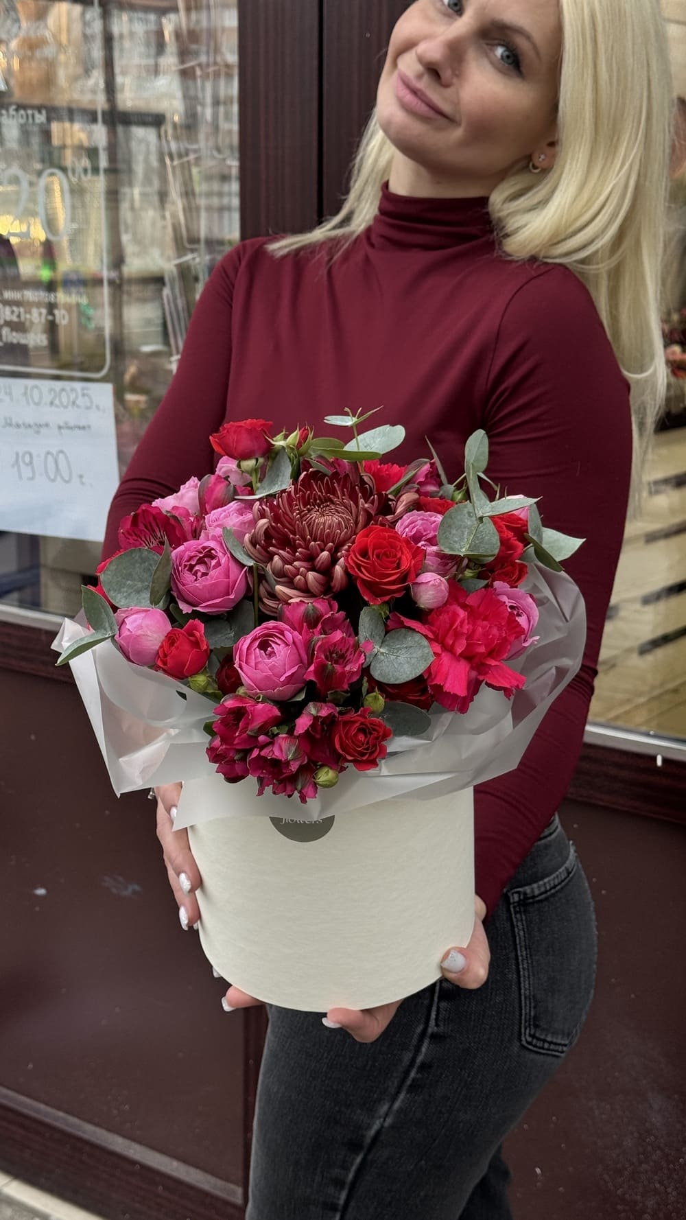 Альстромерии, розы и хризантемы в коробке Альстромерии, розы и хризантемы в коробке