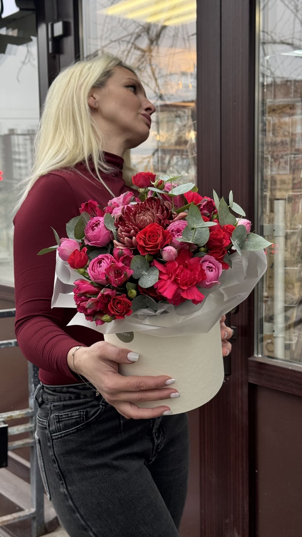 Альстромерии, розы и хризантемы в коробке Альстромерии, розы и хризантемы в коробке