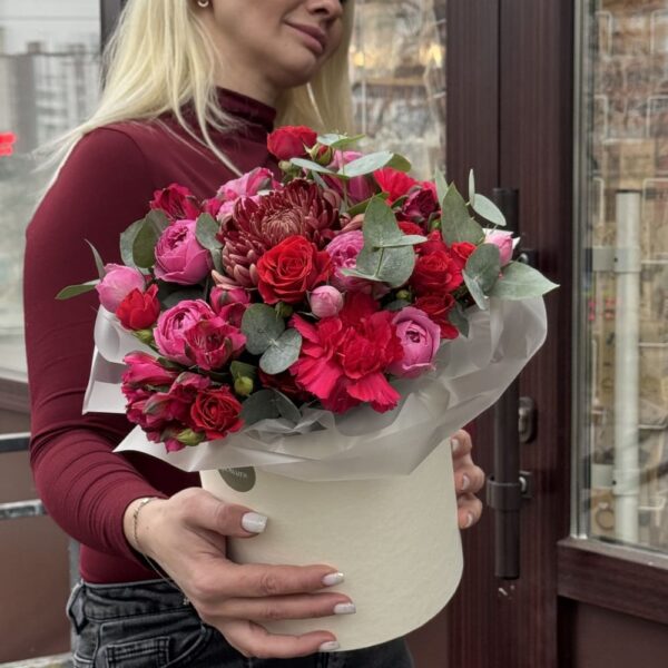 Альстромерии, розы и хризантемы в коробке