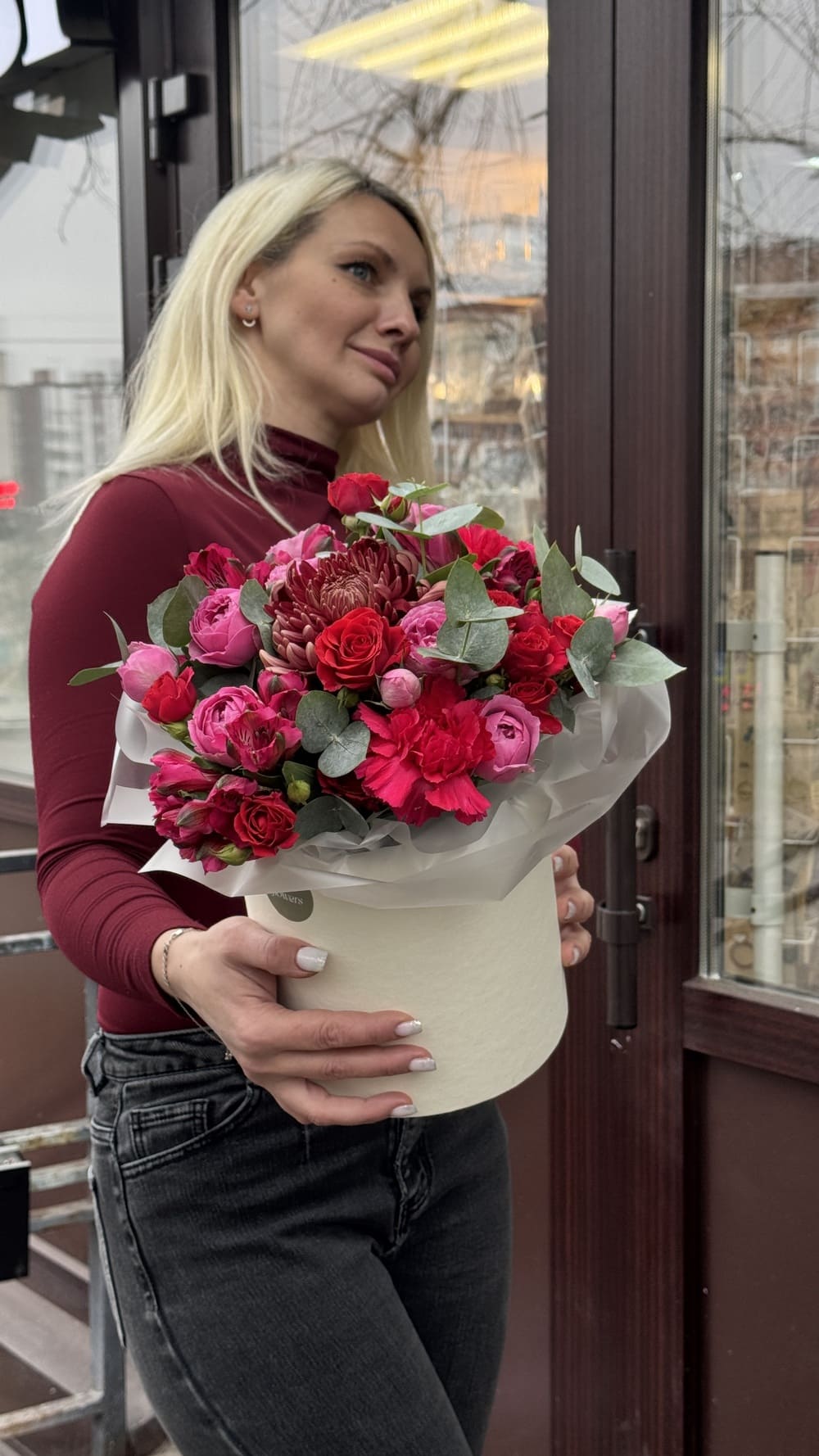 Альстромерии, розы и хризантемы в коробке Альстромерии, розы и хризантемы в коробке