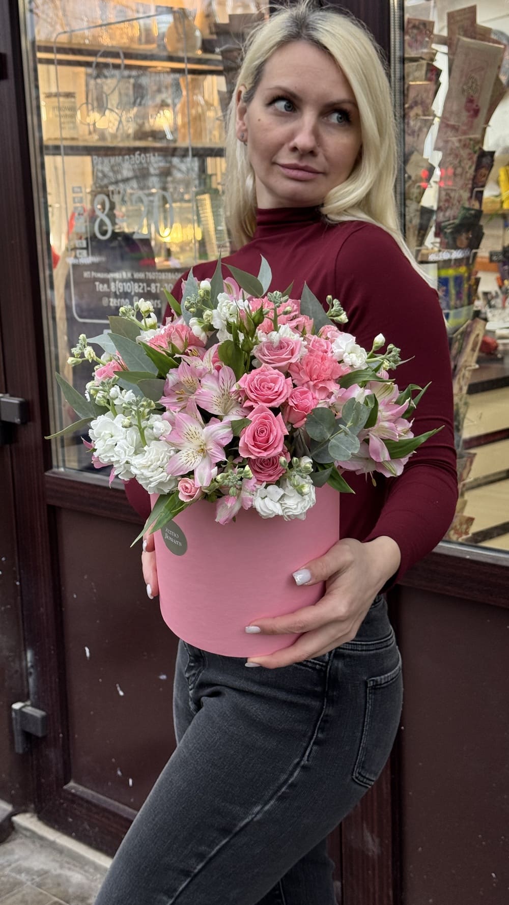 Альстромерии, розы и маттиолы в коробке Альстромерии, розы и маттиолы в коробке