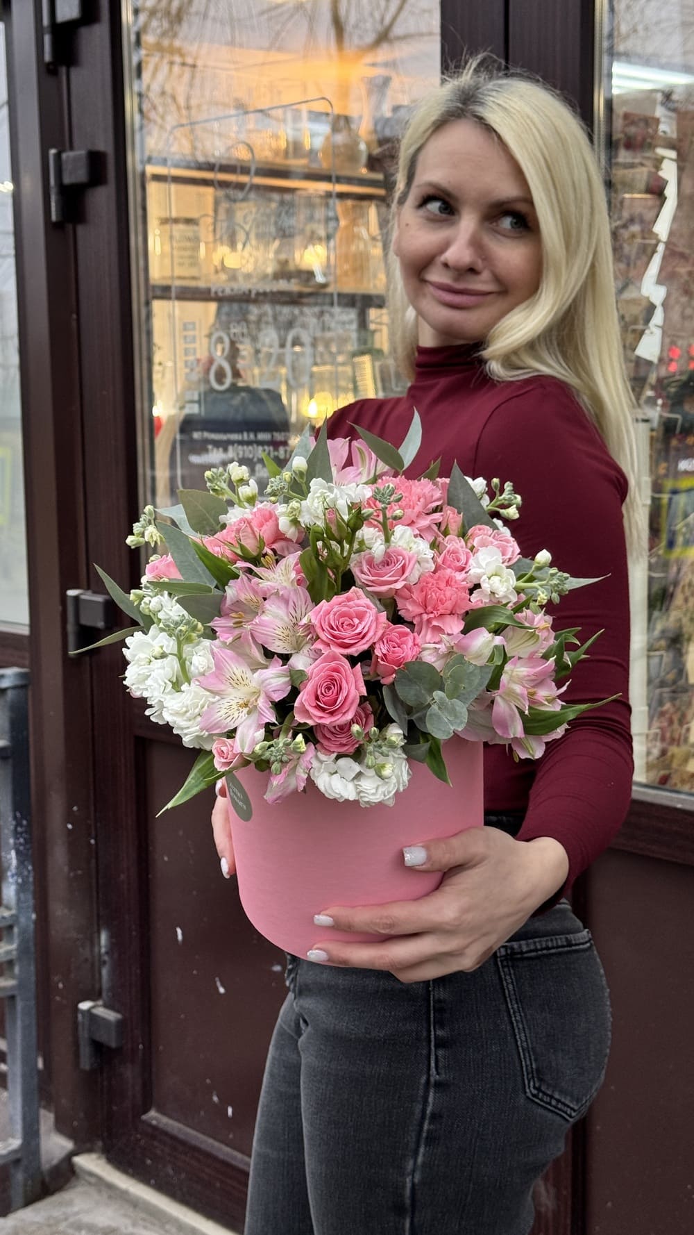 Альстромерии, розы и маттиолы в коробке Альстромерии, розы и маттиолы в коробке