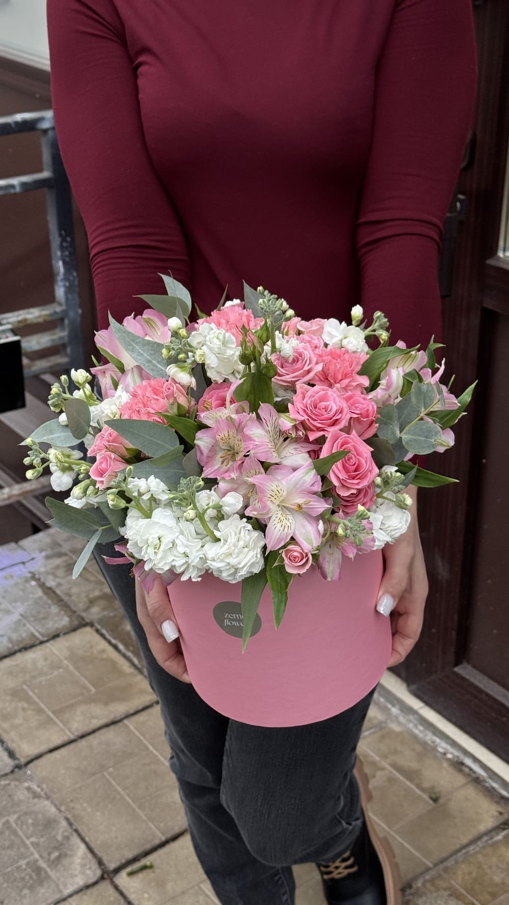 Альстромерии, розы и маттиолы в коробке Альстромерии, розы и маттиолы в коробке