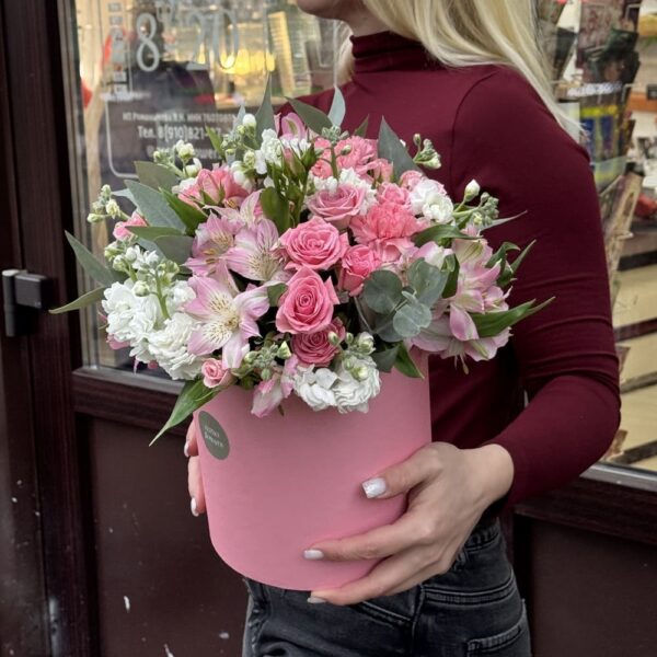 Альстромерии, розы и маттиолы в коробке