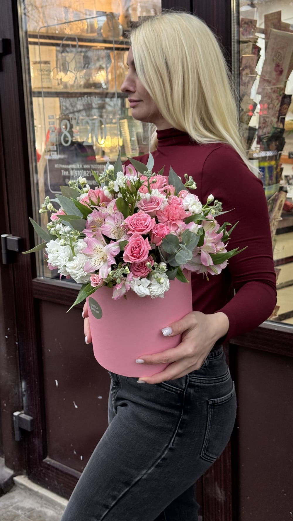 Альстромерии, розы и маттиолы в коробке Альстромерии, розы и маттиолы в коробке