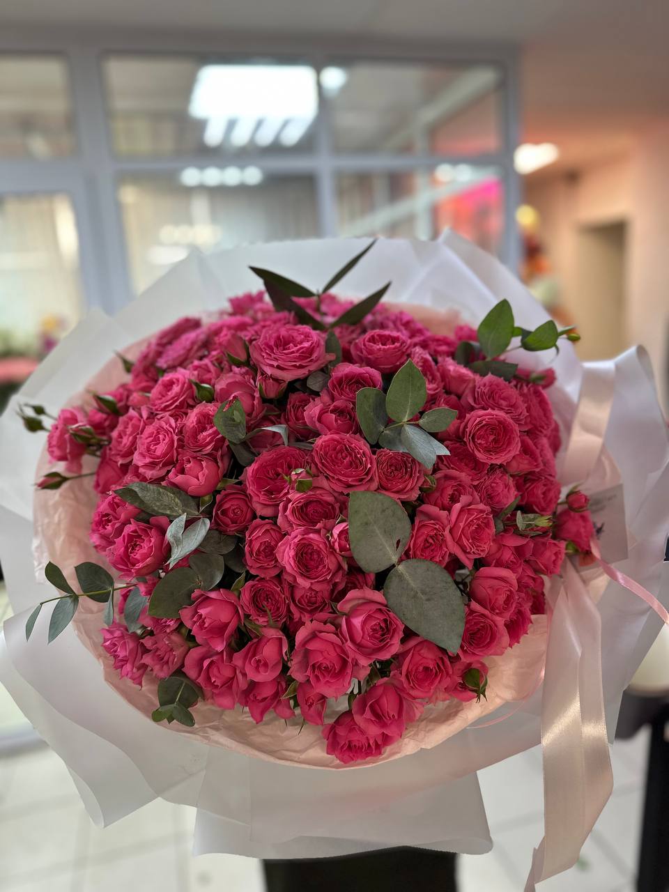 Букет из 25 кустовых пионовидных роз Букет из 25 кустовых пионовидных роз