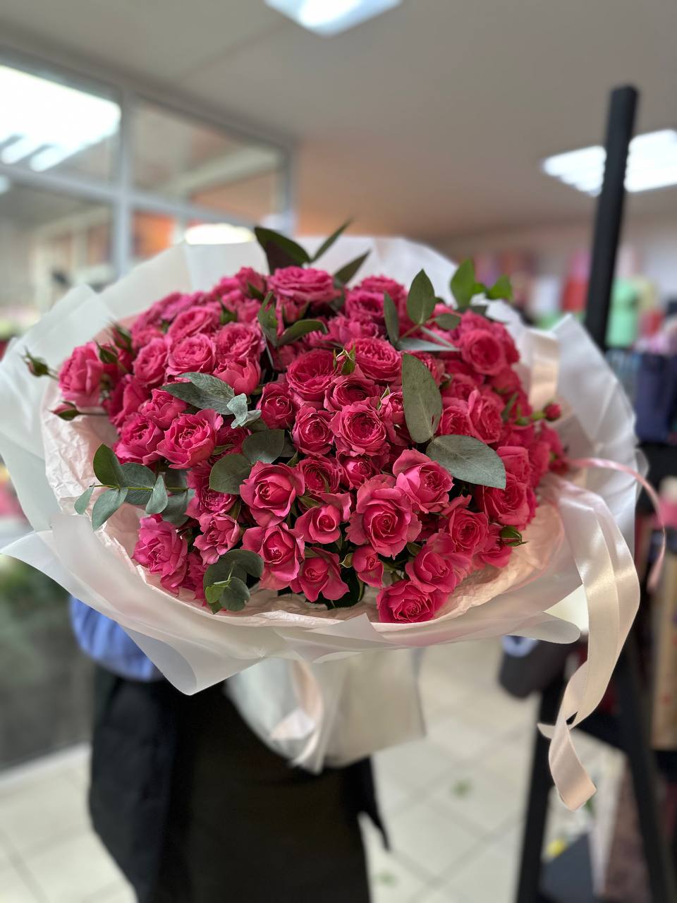 Букет из 25 кустовых пионовидных роз Букет из 25 кустовых пионовидных роз