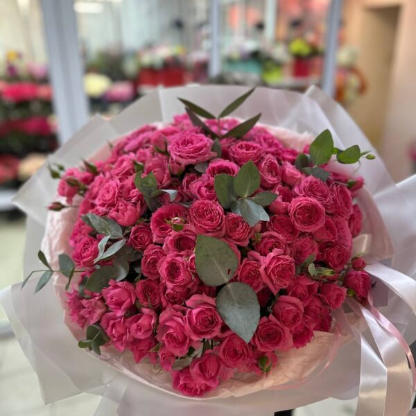 Букет из 25 кустовых пионовидных роз