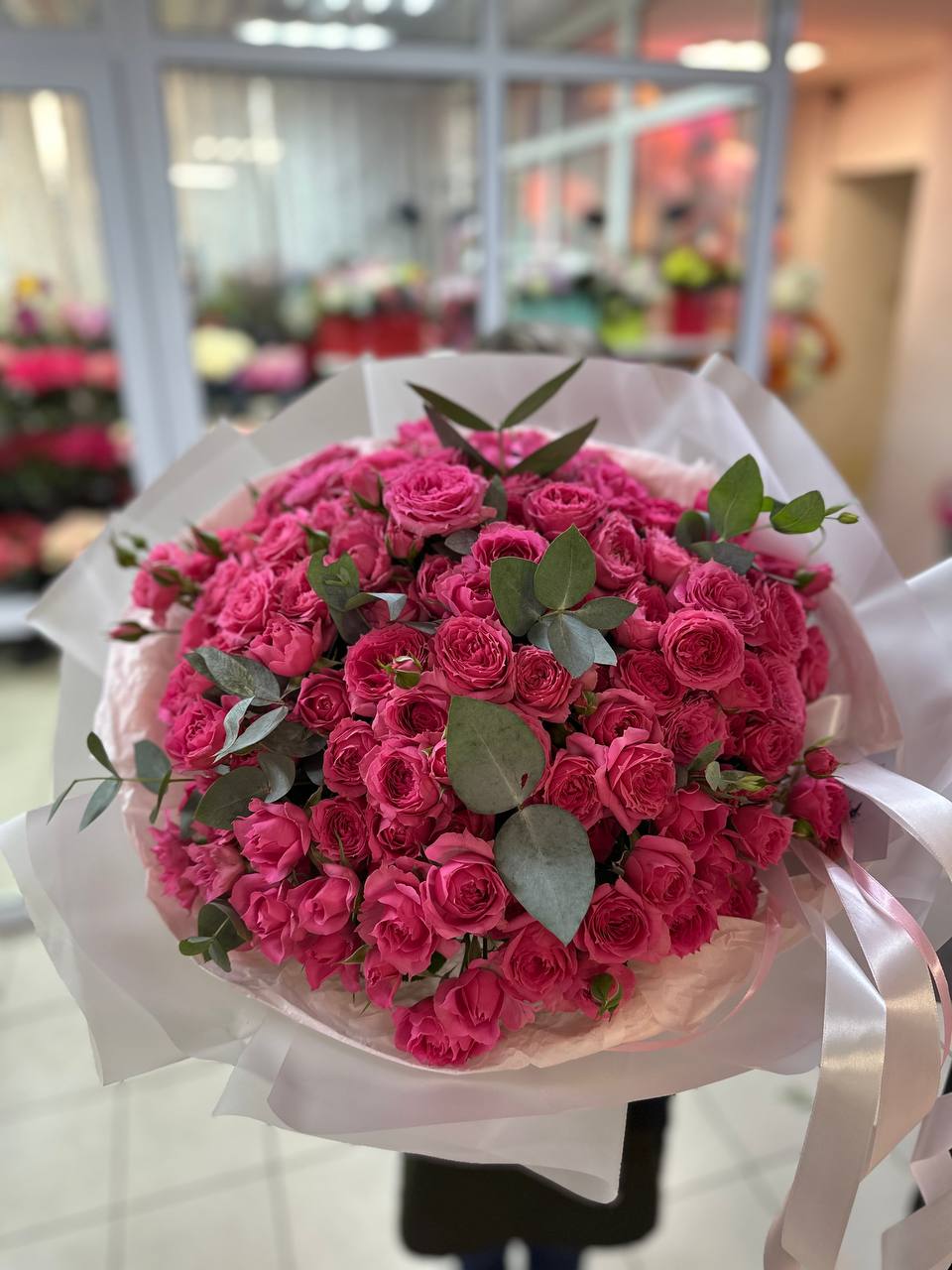 Букет из 25 кустовых пионовидных роз Букет из 25 кустовых пионовидных роз