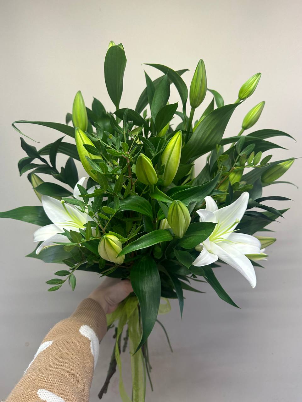 Букет из 3 лилий и зелени Букет из 3 лилий и зелени