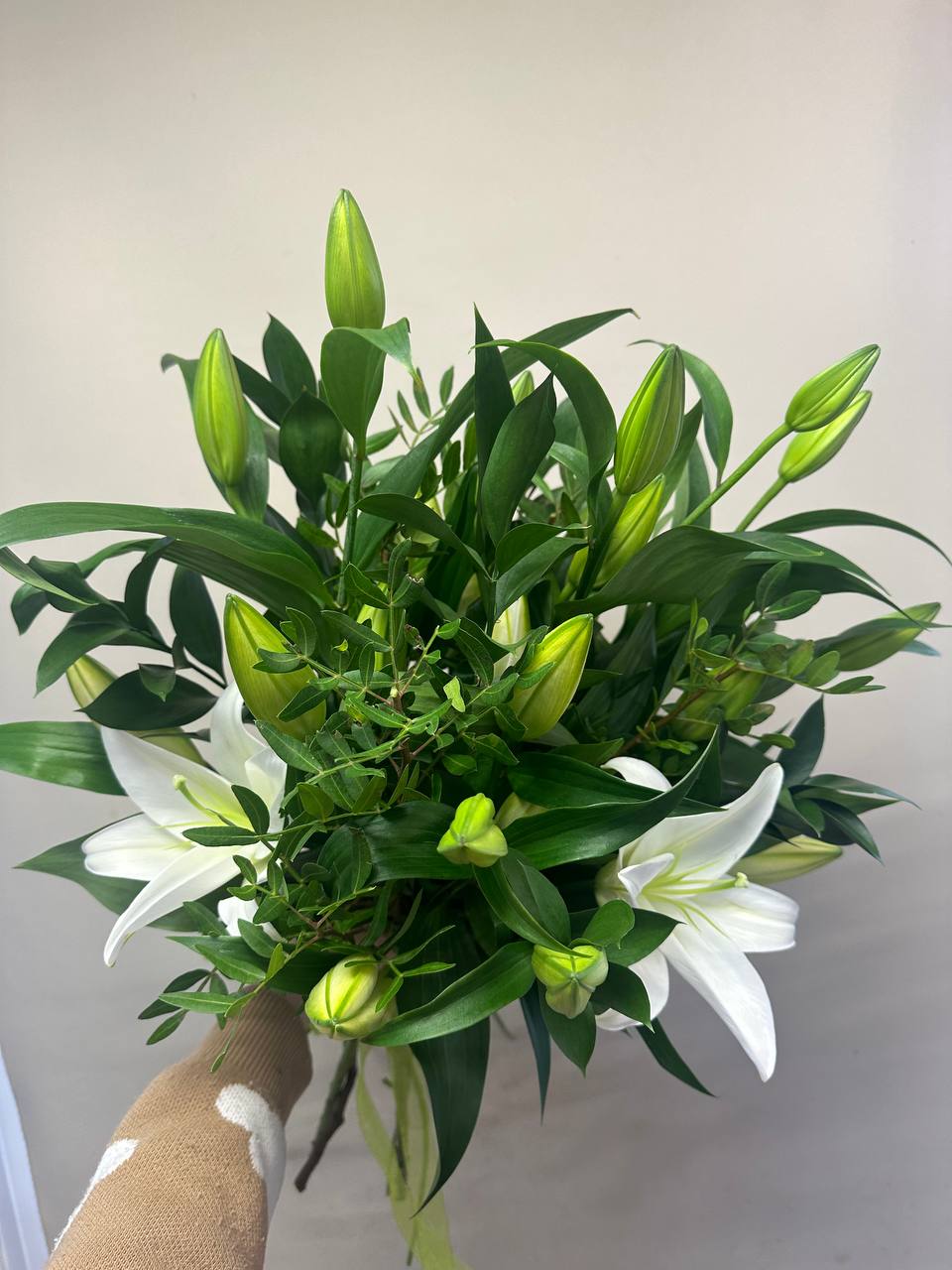 Букет из 3 лилий и зелени Букет из 3 лилий и зелени