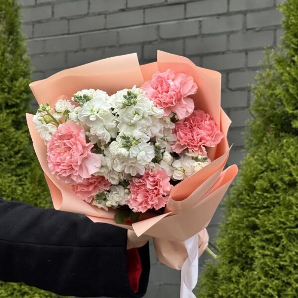 Букет из диантусов и маттиол