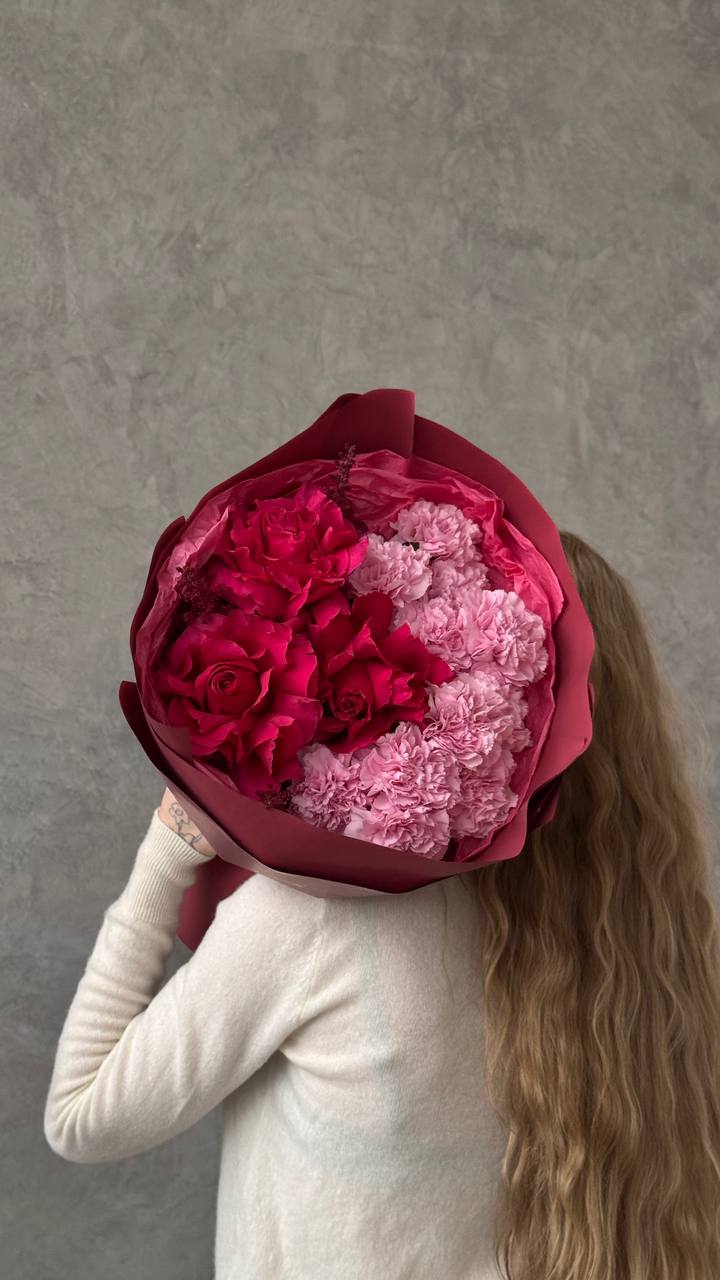 Букет из французских роз и диантусов Букет из французских роз и диантусов