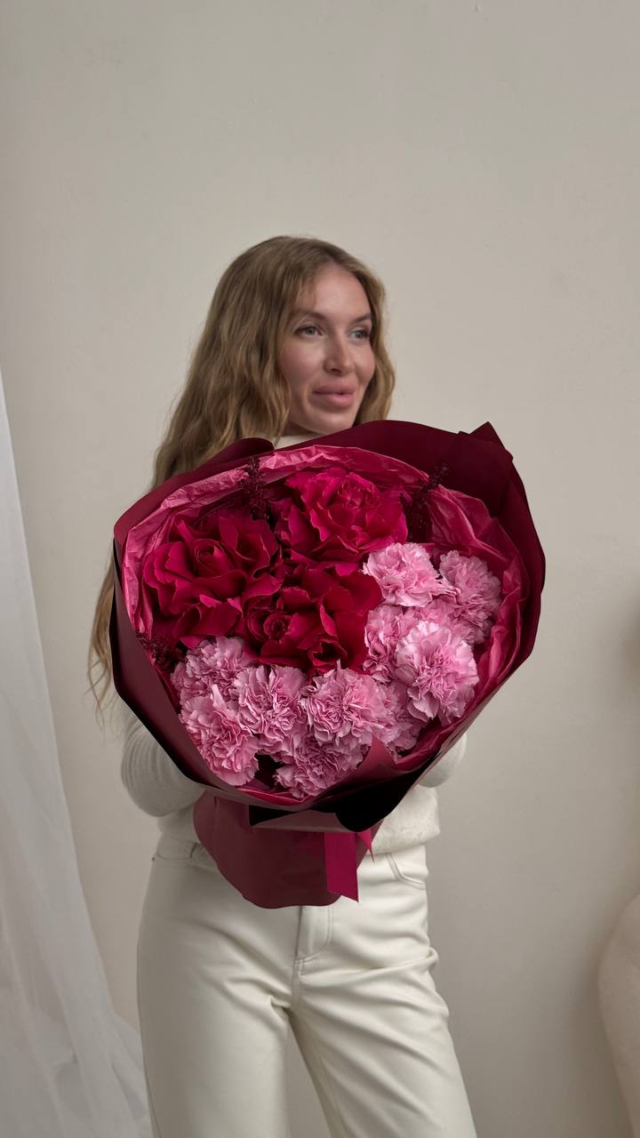 Букет из французских роз и диантусов Букет из французских роз и диантусов