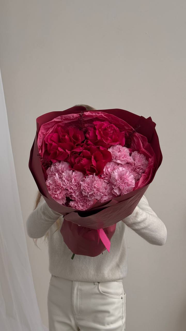 Букет из французских роз и диантусов Букет из французских роз и диантусов