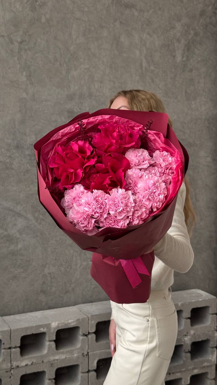 Букет из французских роз и диантусов Букет из французских роз и диантусов