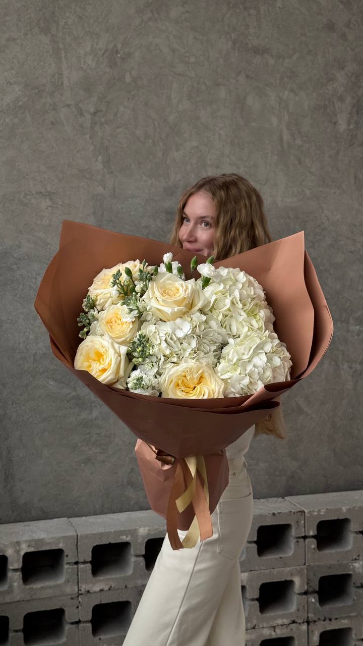 Букет из гортензий, маттиолы и роз Букет из гортензий, маттиолы и роз