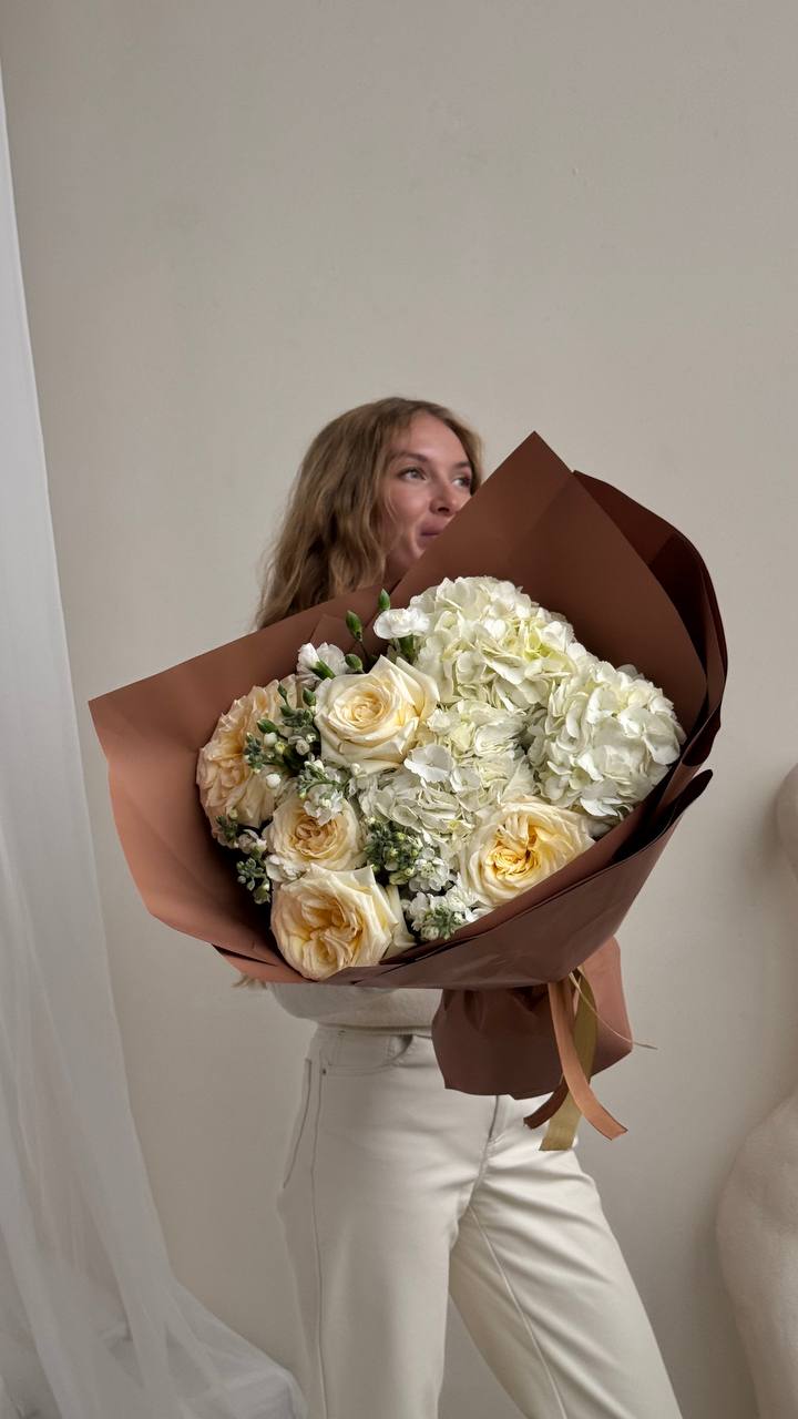 Букет из гортензий, маттиолы и роз Букет из гортензий, маттиолы и роз