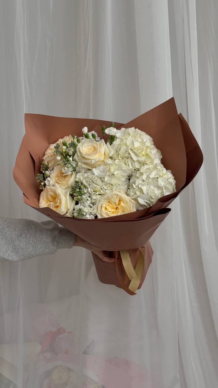 Букет из гортензий, маттиолы и роз Букет из гортензий, маттиолы и роз