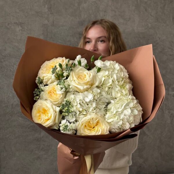 Букет из гортензий, маттиолы и роз