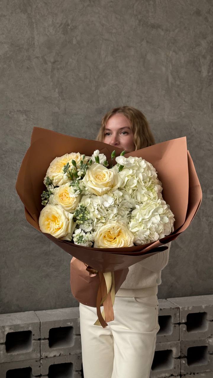 Букет из гортензий, маттиолы и роз Букет из гортензий, маттиолы и роз