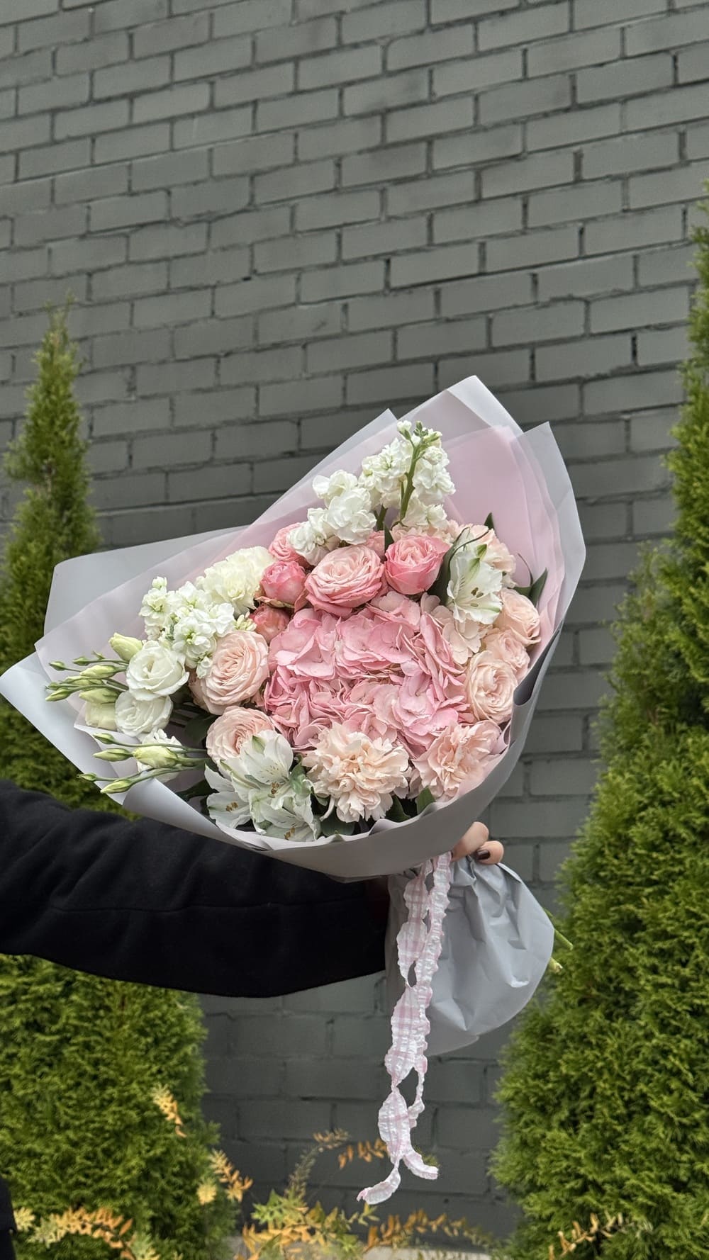 Букет из гортензий, роз и маттиолы Букет из гортензий, роз и маттиолы