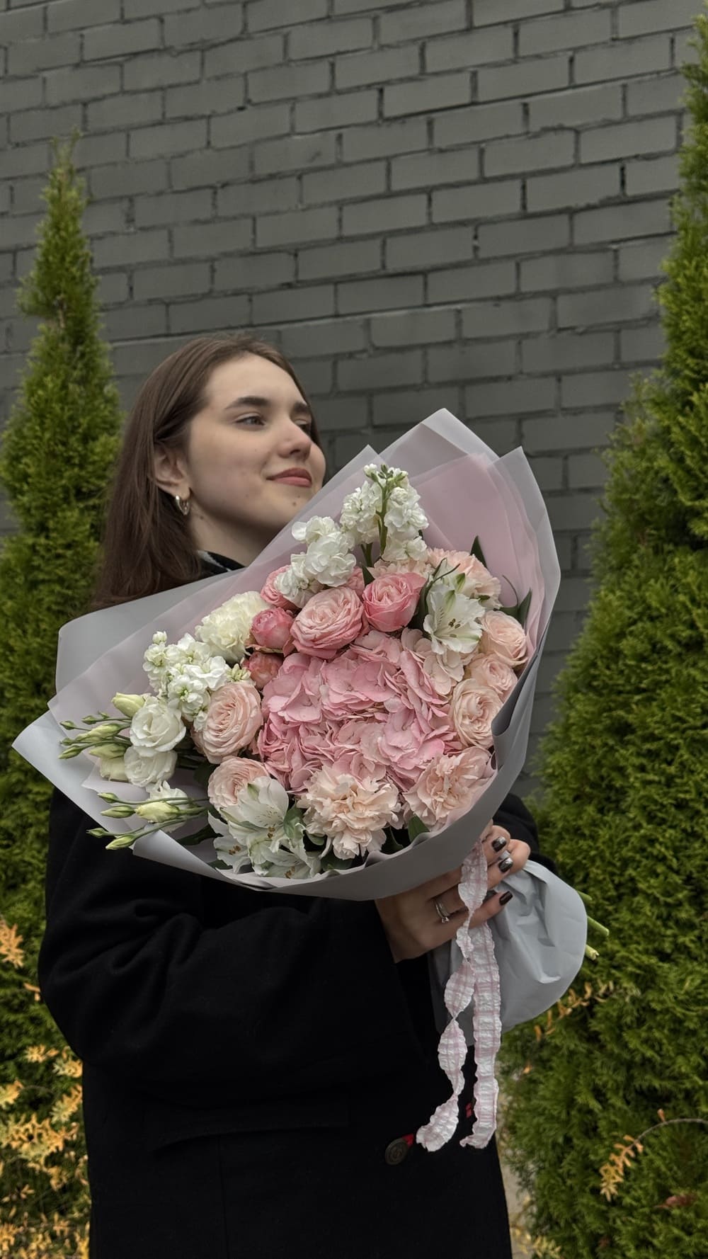 Букет из гортензий, роз и маттиолы Букет из гортензий, роз и маттиолы