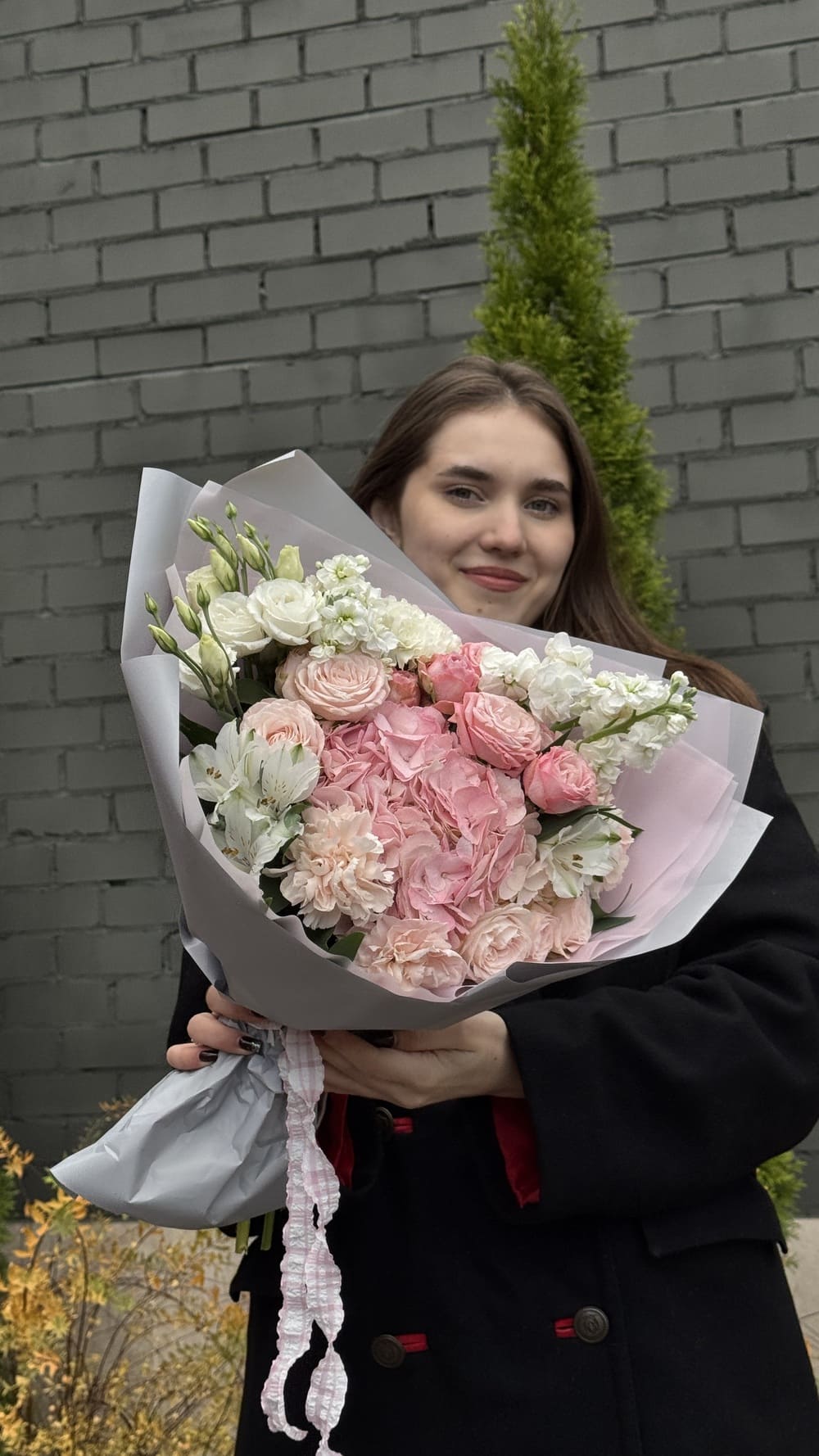 Букет из гортензий, роз и маттиолы Букет из гортензий, роз и маттиолы