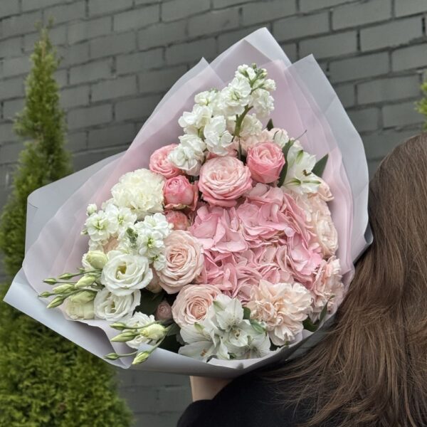 Букет из гортензий, роз и маттиолы