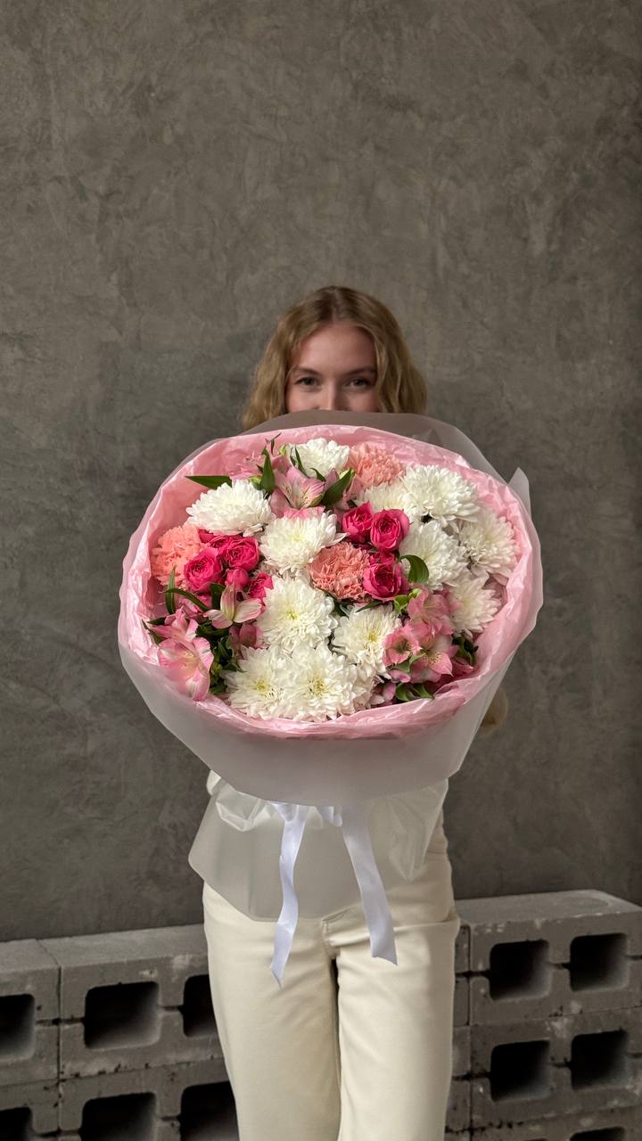 Букет из кустовых хризантем, диантусов и альстромерий Букет из кустовых хризантем, диантусов и альстромерий