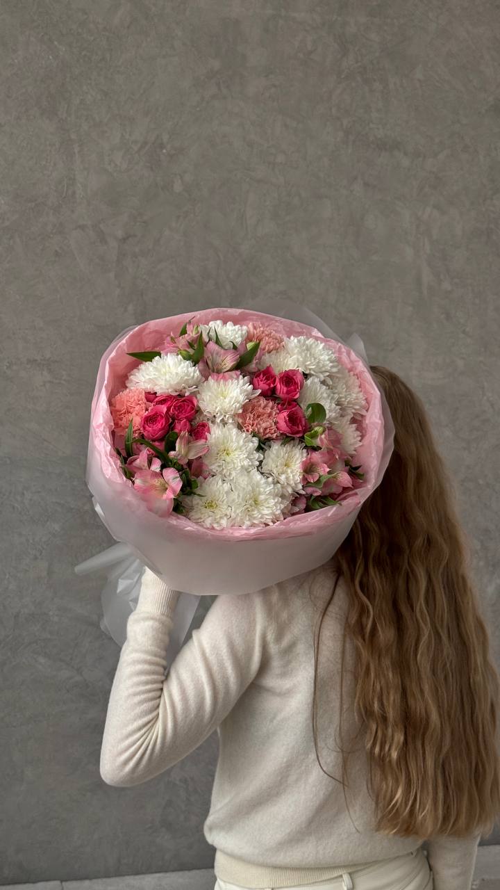 Букет из кустовых хризантем, диантусов и альстромерий Букет из кустовых хризантем, диантусов и альстромерий