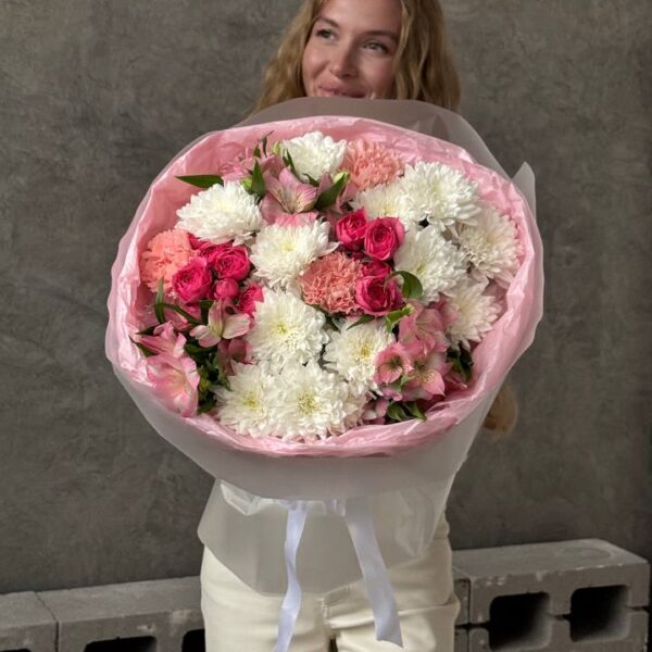 Букет из кустовых хризантем, диантусов и альстромерий