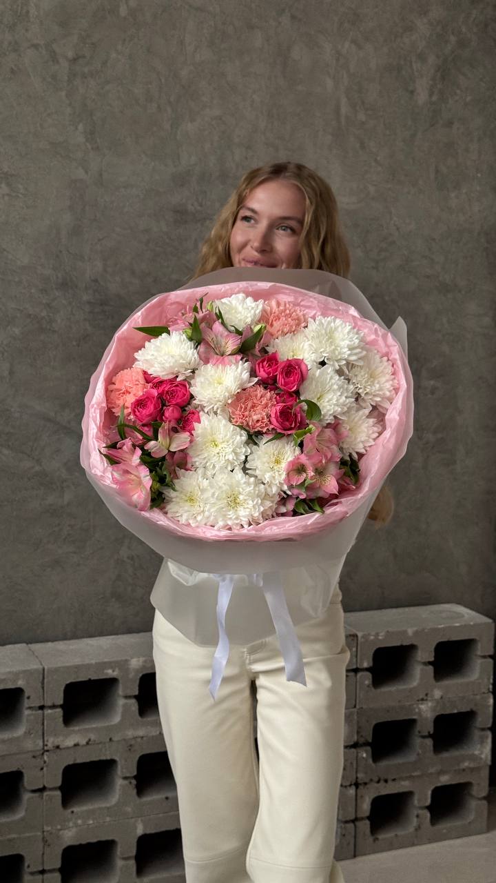 Букет из кустовых хризантем, диантусов и альстромерий Букет из кустовых хризантем, диантусов и альстромерий