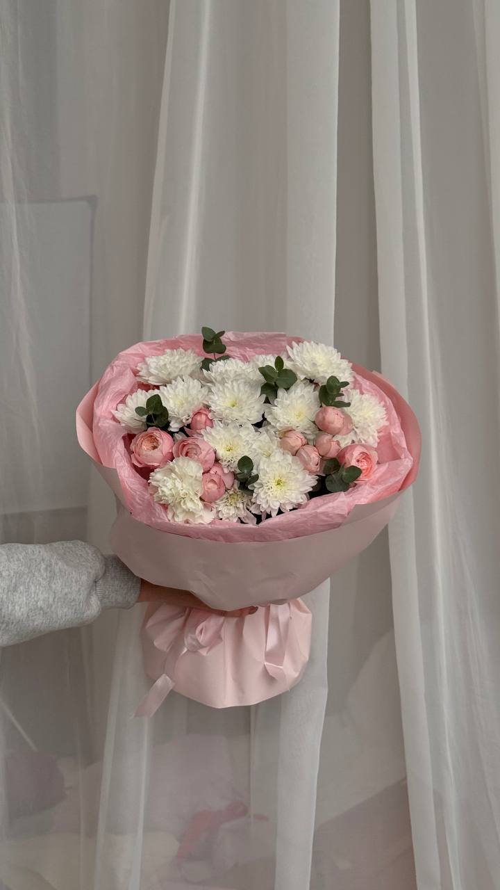 Букет из кустовых пионовидных роз и хризантем Букет из кустовых пионовидных роз и хризантем