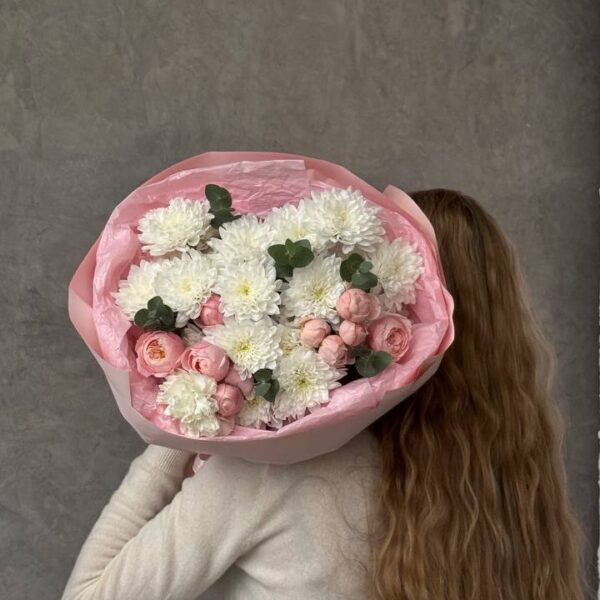 Букет из кустовых пионовидных роз и хризантем