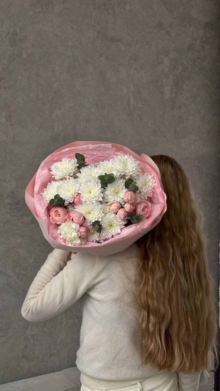 Букет из кустовых пионовидных роз и хризантем Букет из кустовых пионовидных роз и хризантем