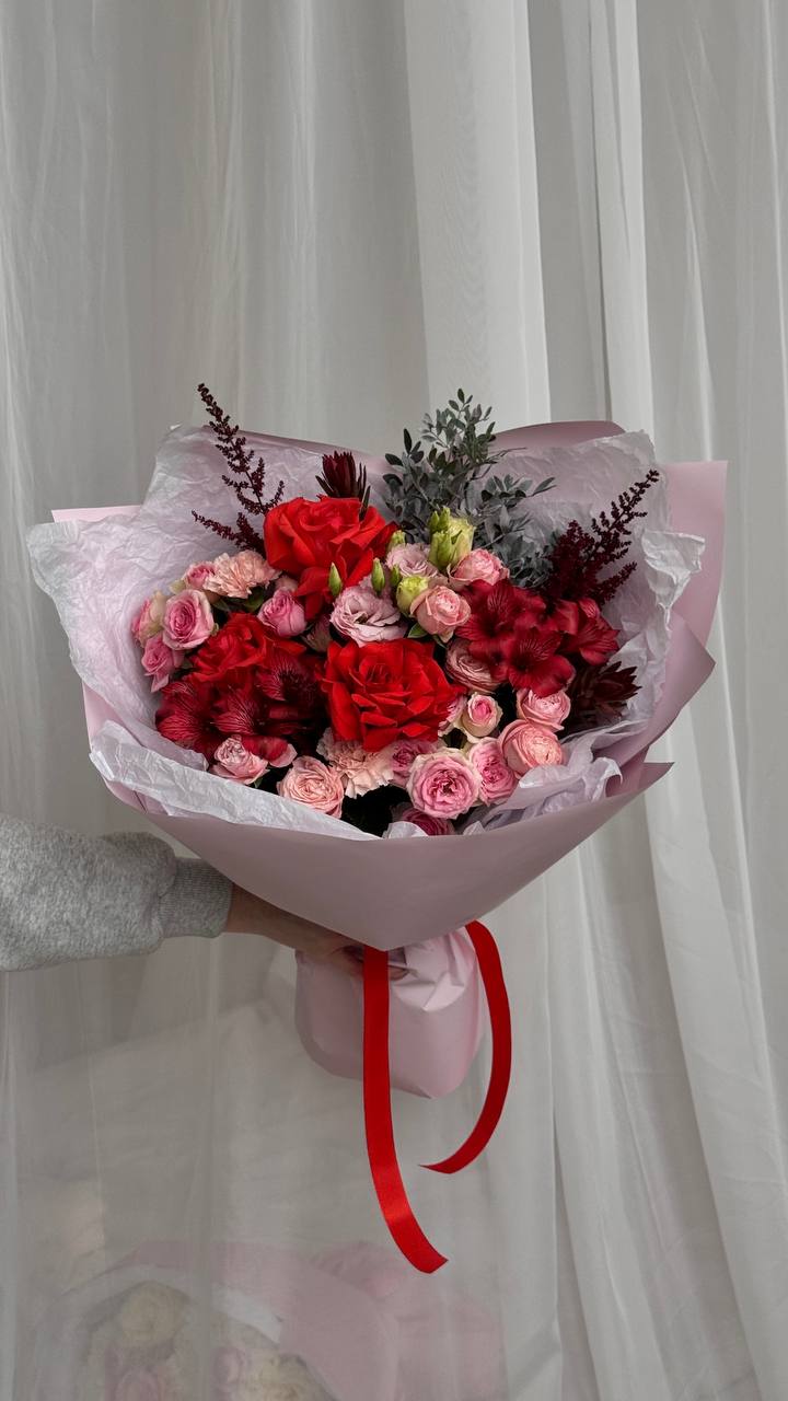 Букет из роз, альстромерий и диантусов Букет из роз, альстромерий и диантусов