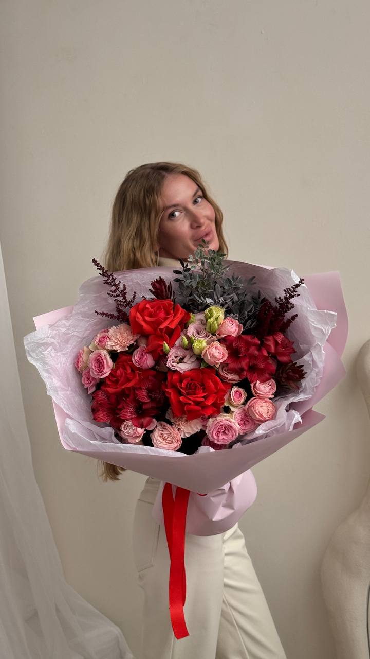 Букет из роз, альстромерий и диантусов Букет из роз, альстромерий и диантусов