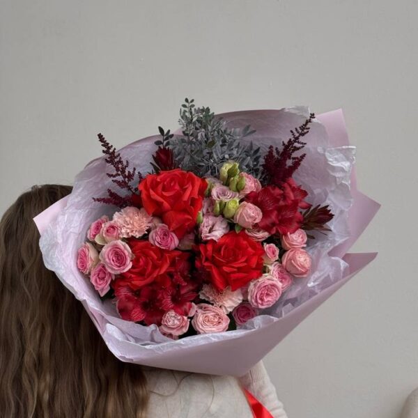 Букет из роз, альстромерий и диантусов