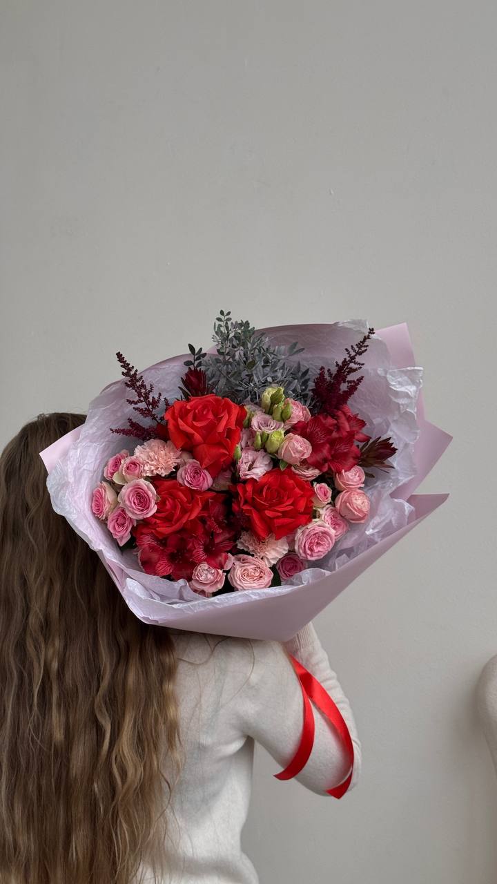 Букет из роз, альстромерий и диантусов Букет из роз, альстромерий и диантусов