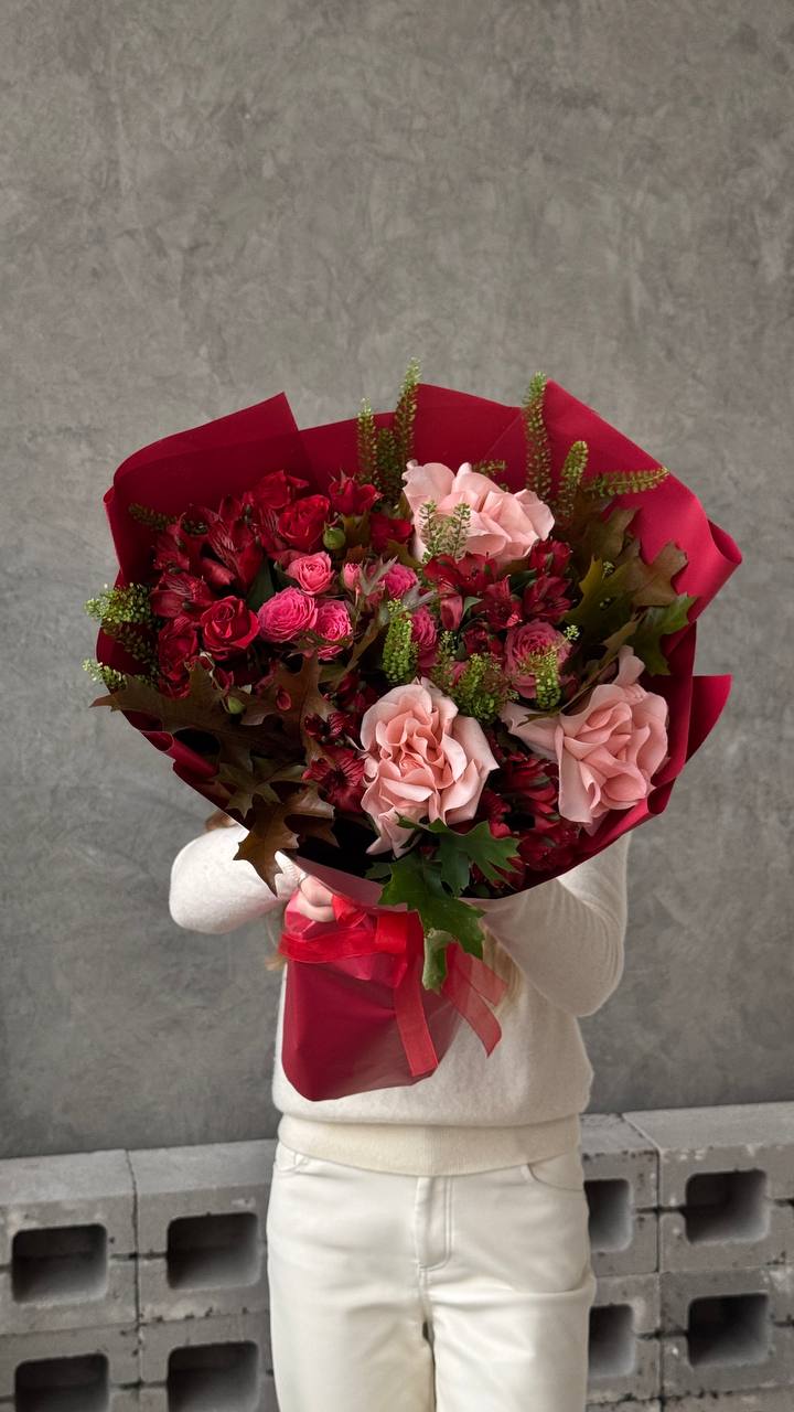 Букет из роз, альстромерий и зелени Букет из роз, альстромерий и зелени