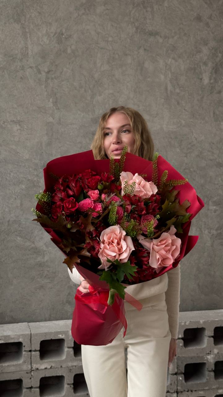 Букет из роз, альстромерий и зелени Букет из роз, альстромерий и зелени