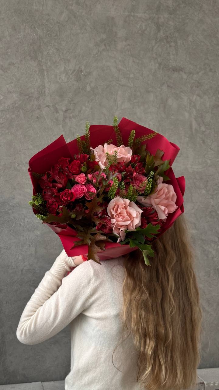 Букет из роз, альстромерий и зелени Букет из роз, альстромерий и зелени