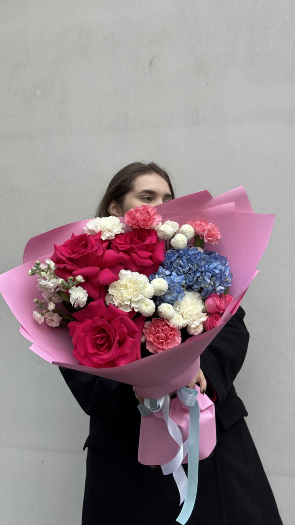 Букет из роз, гортензии и диантусов Букет из роз, гортензии и диантусов