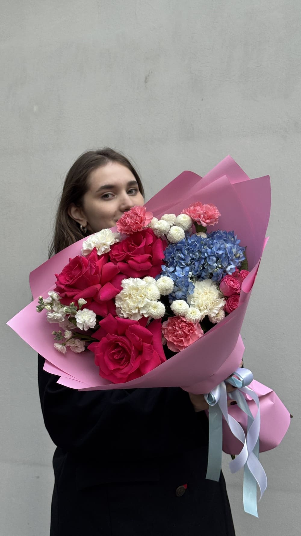 Букет из роз, гортензии и диантусов Букет из роз, гортензии и диантусов