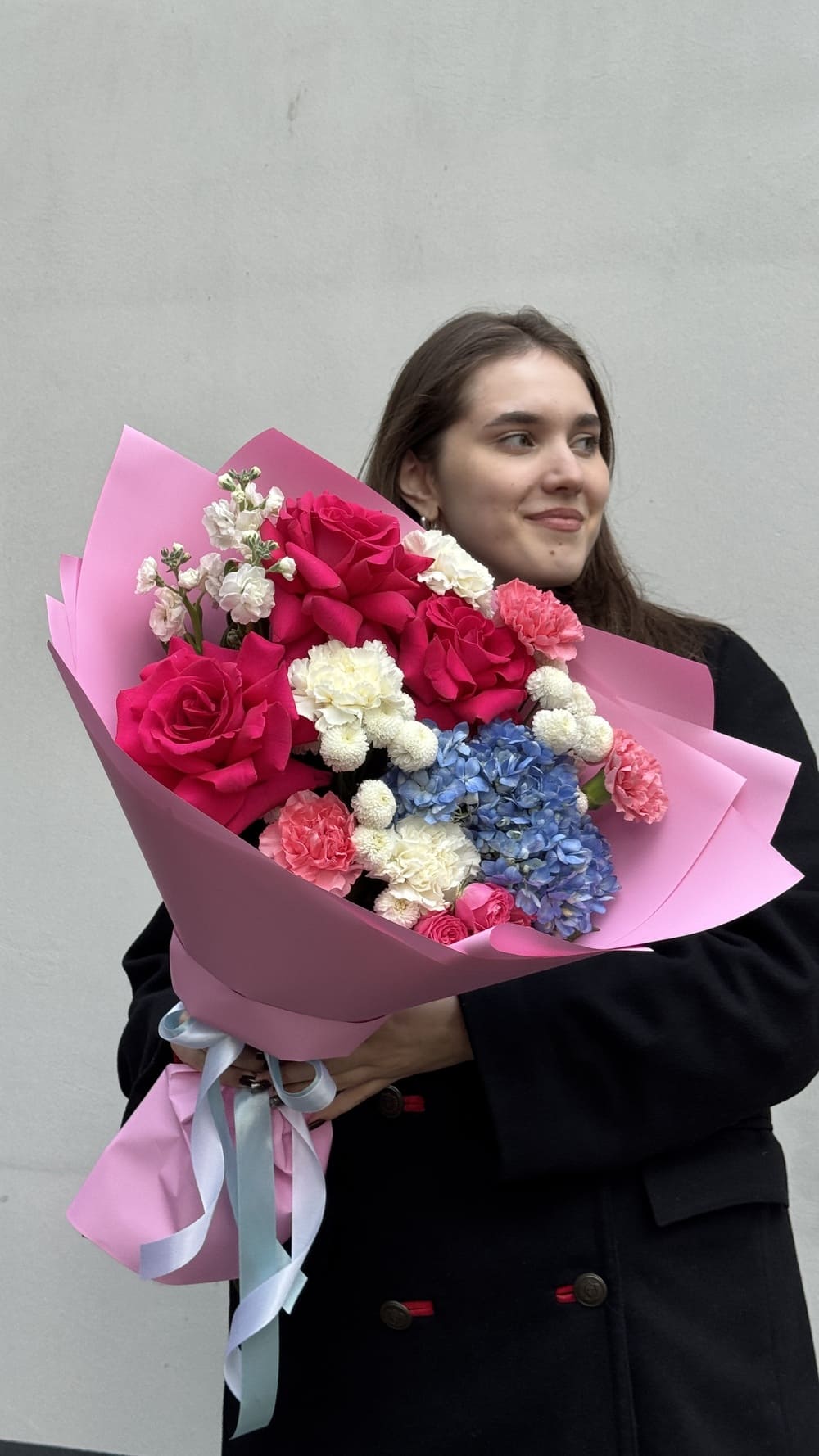 Букет из роз, гортензии и диантусов Букет из роз, гортензии и диантусов