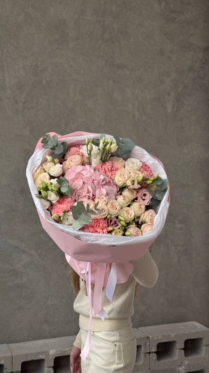 Букет из роз, гортензии и эустом Букет из роз, гортензии и эустом