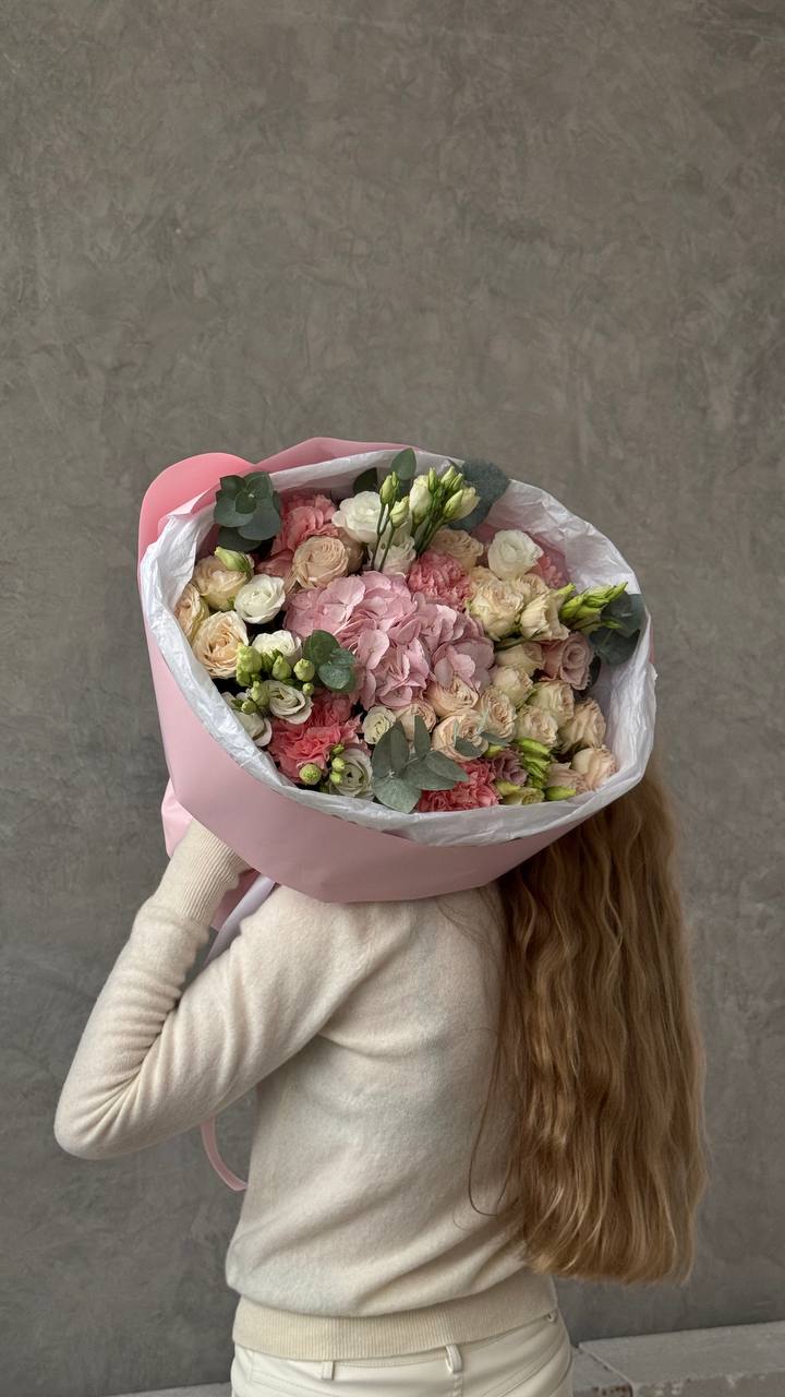 Букет из роз, гортензии и эустом Букет из роз, гортензии и эустом